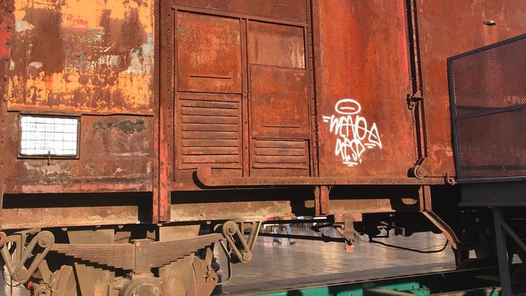 Il graffito sul treno della memoria