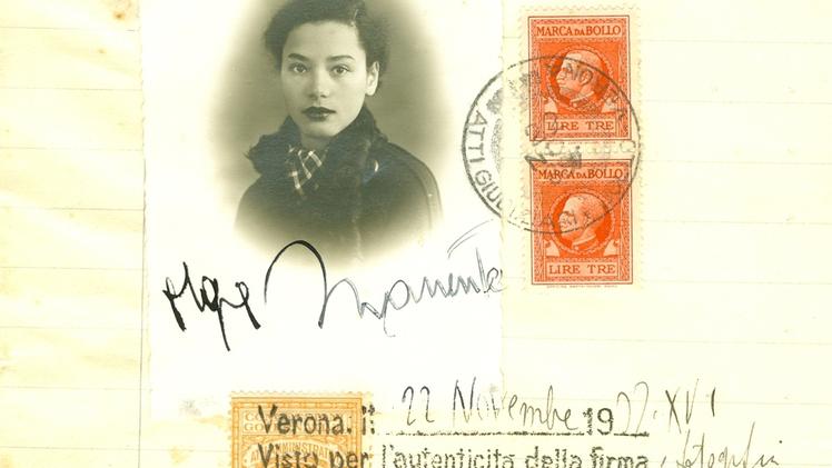 Un documento d’identità di Olga Manente da giovanissima