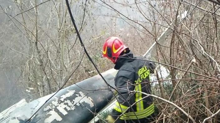 La carcassa dell’aereo precipitato in una zona collinare tra Montecchio e Arbizzano, alle spalle della tenuta Bertani FOTOSERVIZIO DIENNE