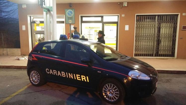 I carabinieri davanti al «Postamat» fatto esplodere dai ladri 