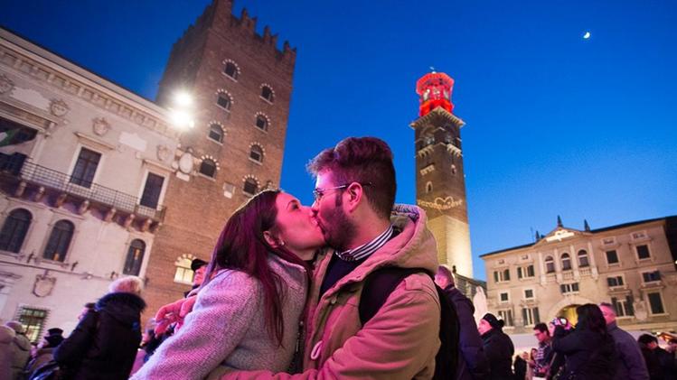 Torna il rito del bacio nella romantica cornice di piazza dei Signori, fulcro di Verona in Love