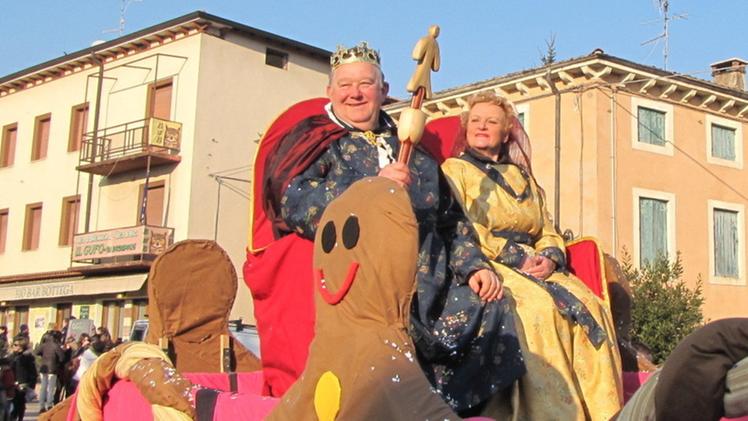 Il carro con Re Puoto e Regina Brasadella in una edizione passata del carnevale «de Tregnago» 