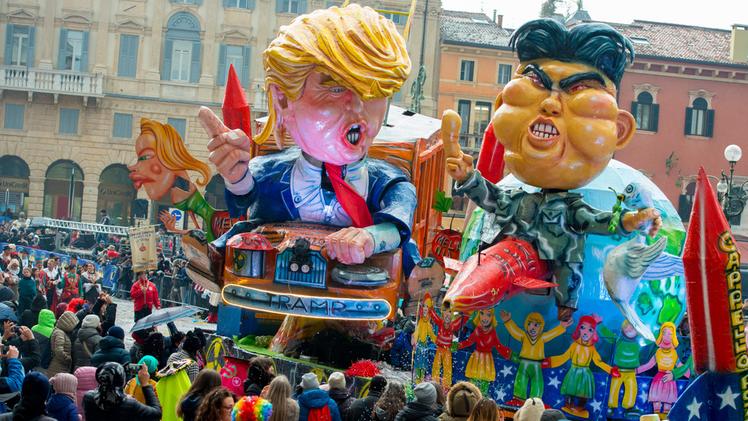 Il presidente americano Donald Trump e il leader coreano Kim Jong-Un protagonisti del CarnevaleOperai al lavoro per riparare la voragine mentre i carri sfilano