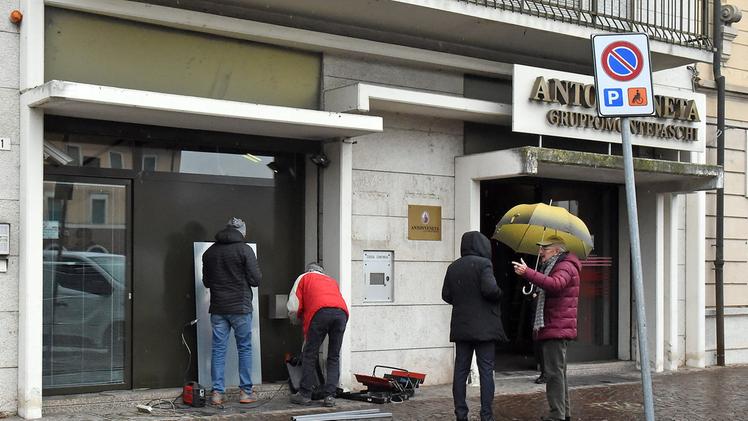 La filiale di banca Antonveneta svaligiata dai ladri DIENNEFOTO