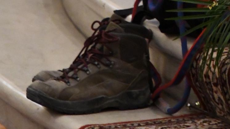 Gli scarponi da montagna di don Giampietro Fasani (foto Pecora)