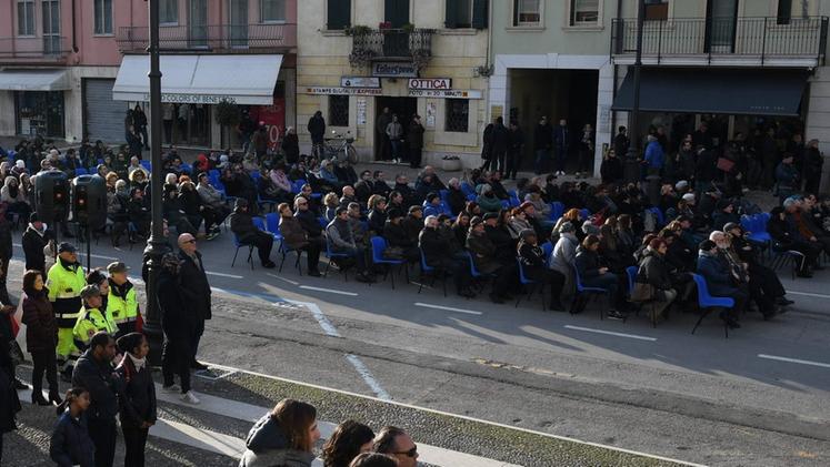Centinaia di persone seguono dal maxi schermo in corso Vittorio Emanuele la celebrazione