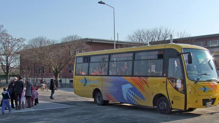 Uno scuolabus davanti alla scuola elementare Giulio Ceroni nel quartiere Ricamificio