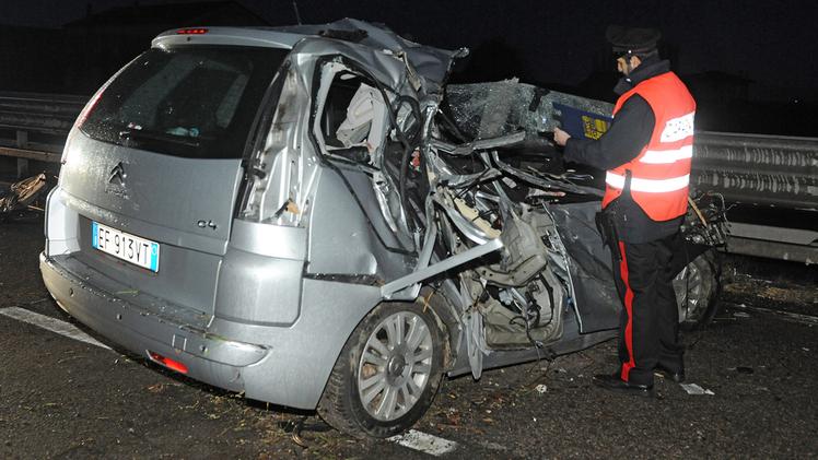 L’auto distrutta dopo lo schianto. I rilievi sono affidati ai carabinieri di Legnago DIENNE FOTO