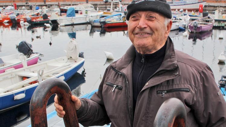 Carlo Pasotti nel porto di Garda, il paese dov’è nato e ha sempre vissuto FOTO AMATO