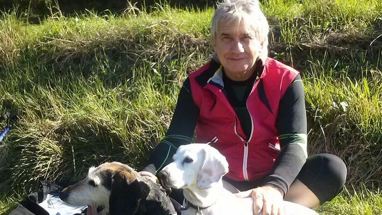 Gianni Nasoni con Mosé e Ossi, i suoi due cani salvati dall’abbandono
