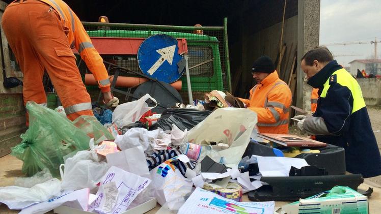 Il comandante dei vigili Materassi e due operatori a caccia di dettagli per scovare i furbetti dei rifiuti 