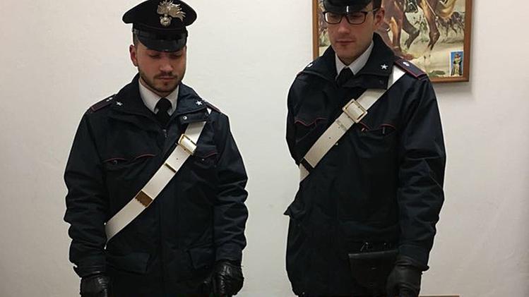 I carabinieri della stazione di Soave con i 28.000 euro del bottino recuperato FOTOSERVIZIODIENNE