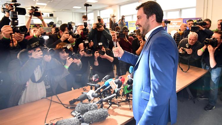 Salvini prima della conferenza stampa