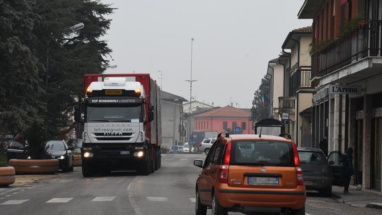Un camion attraversa il centro storico a Trevenzuolo FOTO PECORA