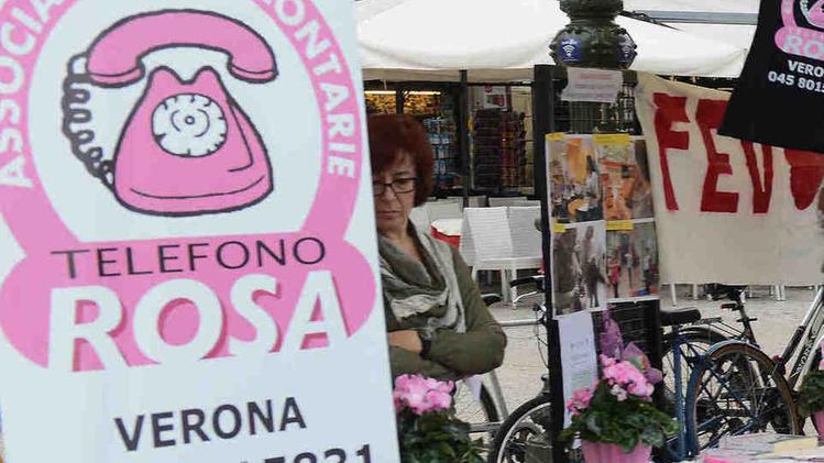 Uno stand di Telefono Rosa in piazza Bra a Verona
