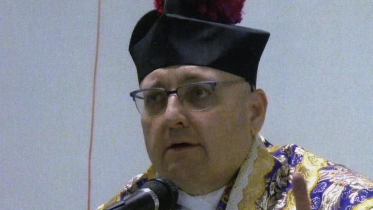 Monsignor Piccoli durante una messa
