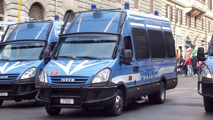 La polizia ha arrestato un tifoso dell'Hellas per il lancio di un petardo