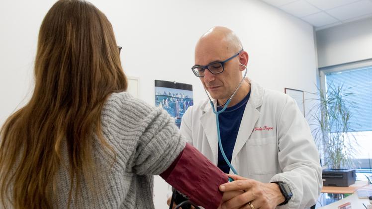 Un medico di famiglia, il dottor Giulio Rigon, visita una paziente in ambulatorio FOTO MARCHIORI