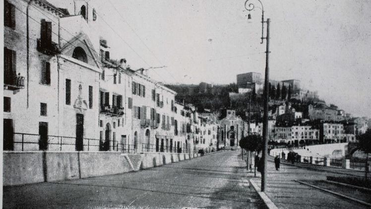 Lungadige San Giorgio in una foto d’epoca. Sullo sfondo Castel San Pietro: non c’era ancora la funicolare