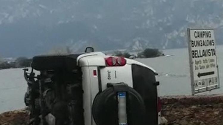 La jeep ribaltata nel video girato da una coppia di lettoriDopo aver abbattuto il muretto di sassi la jeep in mezzo alla strada