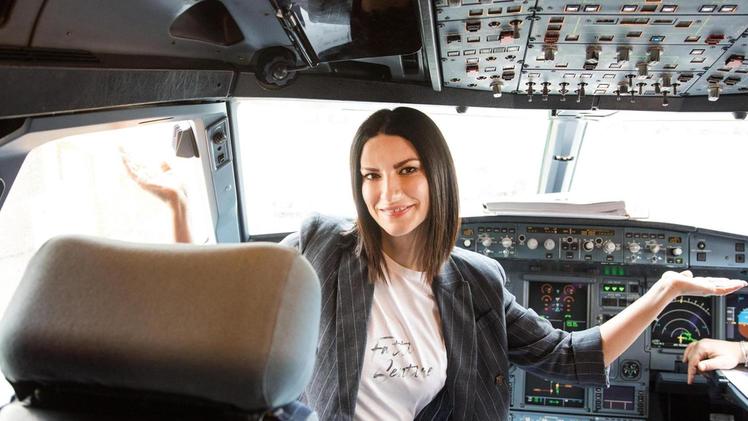 Laura Pausini nella cabina di pilotaggio dell’A320 di Alitalia