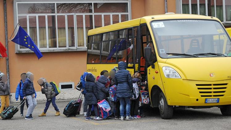Studenti di Sorgà salgono sullo scuolabus: a partire dal prossimo anno scolastico il servizio si pagherà DIENNEFOTO
