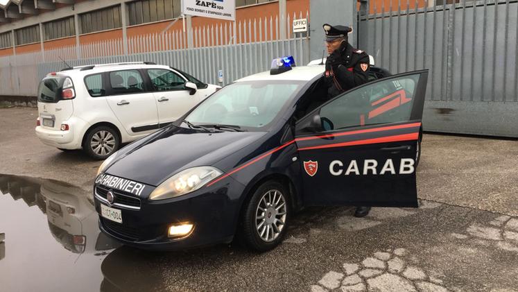 I carabinieri davanti all'azienda