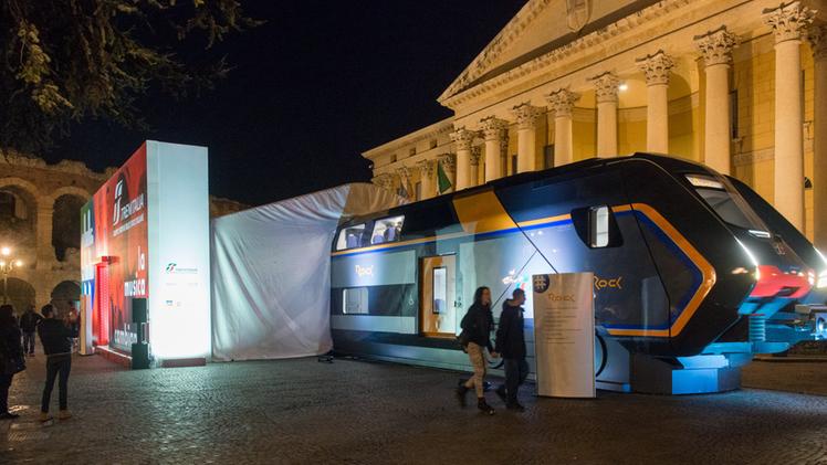 Il modello dei nuovi treni regionali Pop e Rock di Trenitalia allestito in piazza Bra e visitato da migliaia di veronesi FOTO MARCHIORI