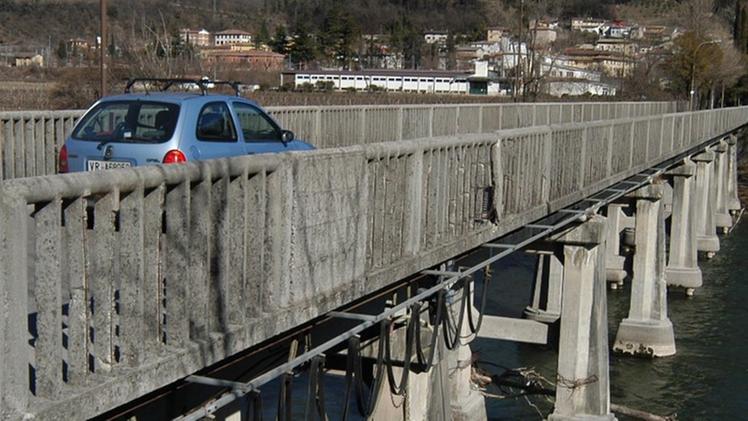 Il ponte sull’Adige costruito nel 1943: sarà sostituito da una nuova struttura