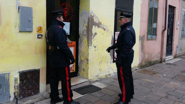 I carabinieri davanti al kebabbaro