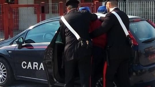 I carabinieri con l'arrestato