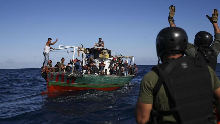 Un barcone di migranti salvato al largo delle coste della Sicilia