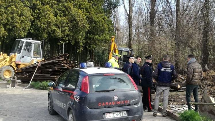 I carabinieri durante il sopralluogo nella villa di via Rosta