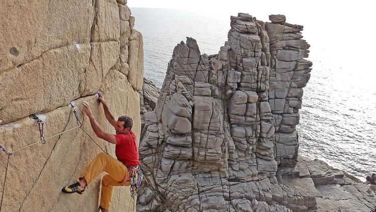 Maurizio Oviglia in arrampicata su «Blu Trad», a Capo Pecora in Sardegna FOTO SARA E MAURIZIO OVIGLIA