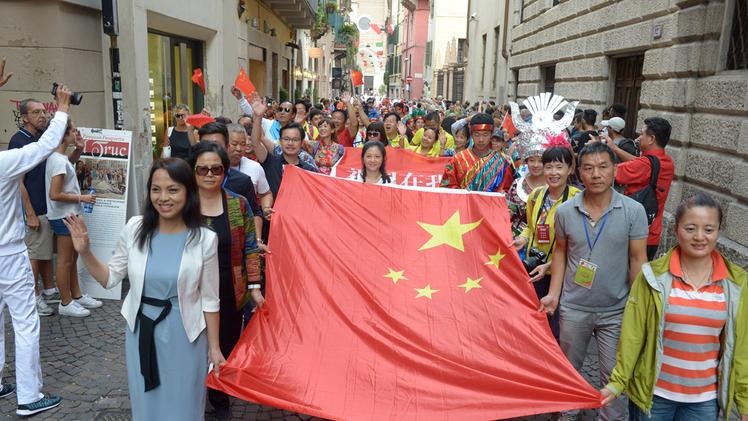 La bandiera cinese in via Mazzini
