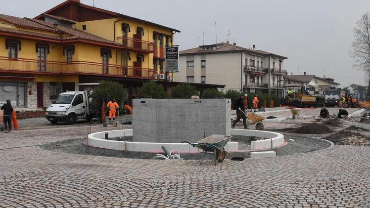 Operai al lavoro a San Benedetto di Lugana: la rotonda è in ritardo  FOTOSERVIZIO PECORA