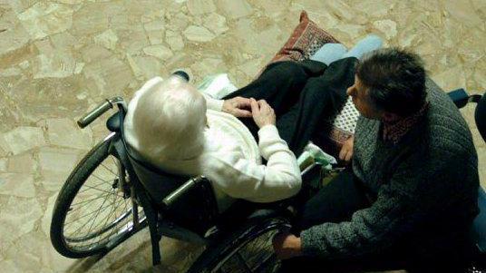 La visita di un parente a un’anziana in casa di riposo