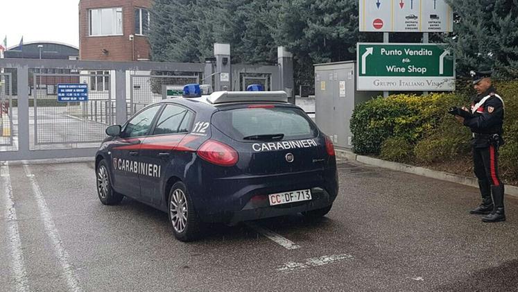 I carabinieri all'ingresso dell'azienda