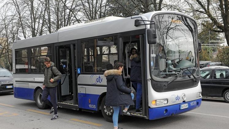 Una fermata del bus dell’Atv a Legnago, dove volevano salire senza pagare i quattro giovani poi identificati FOTO DIENNE
