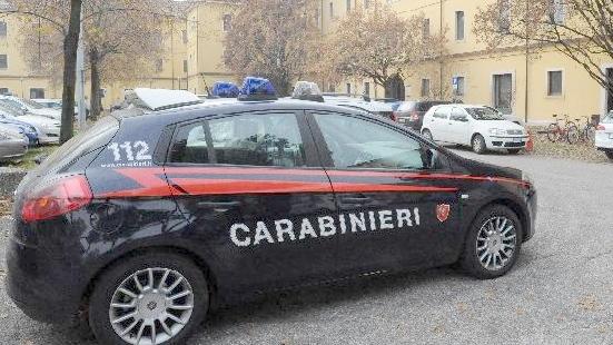 Un'auto dei carabinieri nel cortile del tribunale