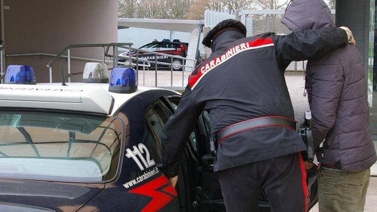 I carabinieri conducono l’arrestato in carcere