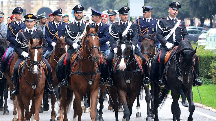 Carabinieri a cavallo in corso Porta Nuova