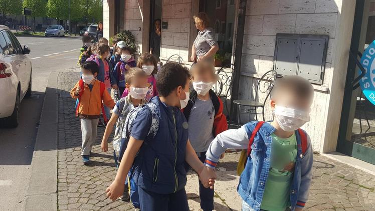 I  bambini della materna a piedi con la mascherina FOTO PECORARappresentanti di Ulss e Arpav e sindaci al tavolo in municipio a Povegliano 