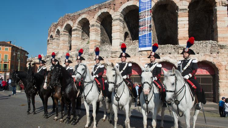 Carabinieri a cavallo in piazza Bra (Marchiori)