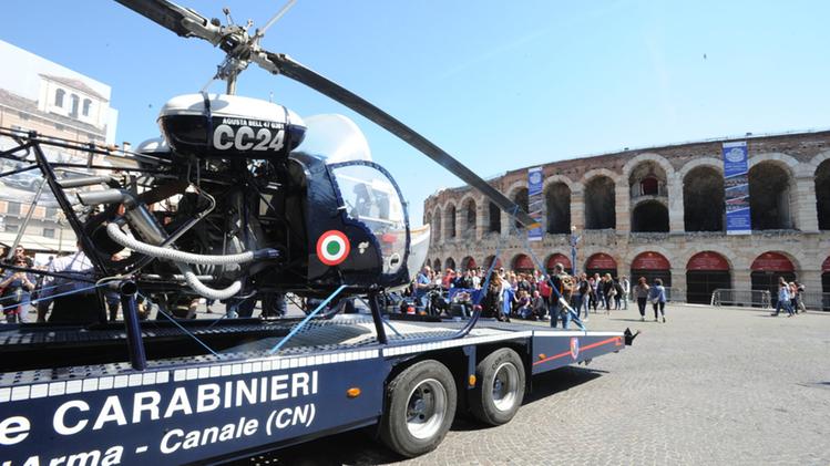 I mezzi dei Carabinieri in Bra (foto Marchiori)