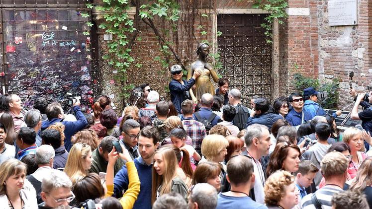 Ressa nel cortile di Giulietta davanti alla statua: la gestione dell’afflusso di turisti in via Cappello è spesso problematica