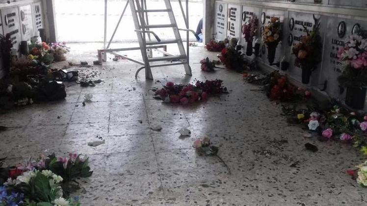 I vasi e i fiori disseminati lungo i corridoi del cimitero di Parona. Il blitz è avvenuto durante la notteI vasi abbandonati. Forse i ladri sono stati disturbati