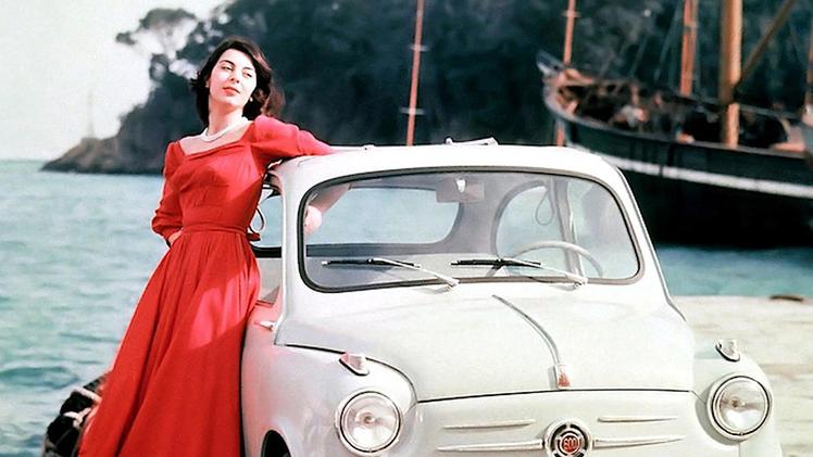 La pubblicità di una Fiat 600, in un fermo immagine del documentario, negli anni Cinquanta