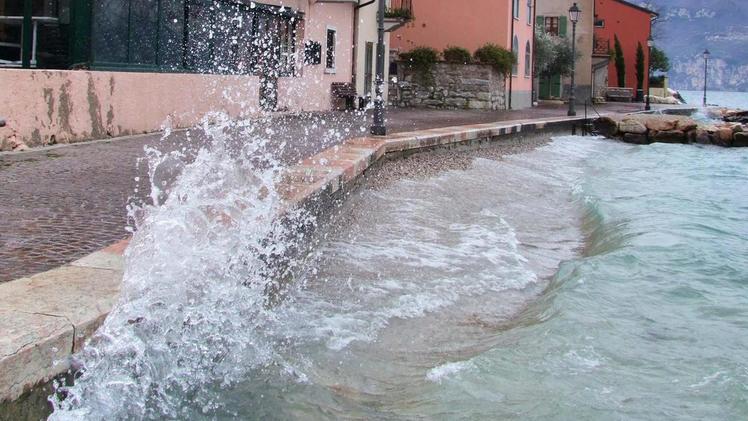 Scoppia la polemica sui livelli delle acque del Garda tra i Comuni di Peschiera e Brenzone