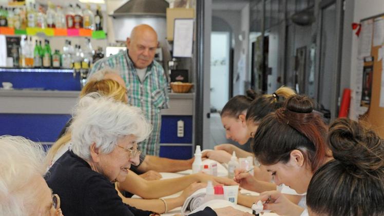 Un momento della giornata di manicure al Centro Auser FOTO DIENNELe allieve hanno seguito gli anziani clienti in tutta la procedura